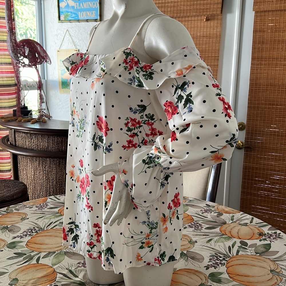 Polka dot off shoulder top. Size M.  NEW